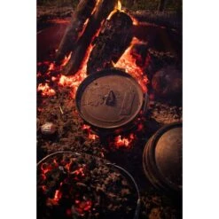 Campfire Pre Seasoned Cast Iron Camp Oven 9 Quart -Camping Series Shop BCF 213608 09 hi res